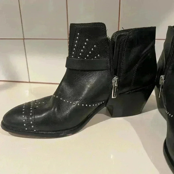 Vince Camuto Dorintina Black Leather Silver Studded Ankle Booties Size 6 NWOT - Picture 3 of 7